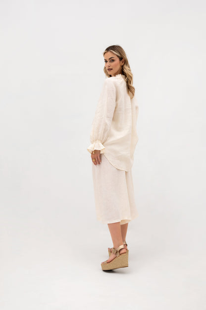 Lniana koszula z falbanką i marszczeniem – naturalna elegancja w stylu boho
