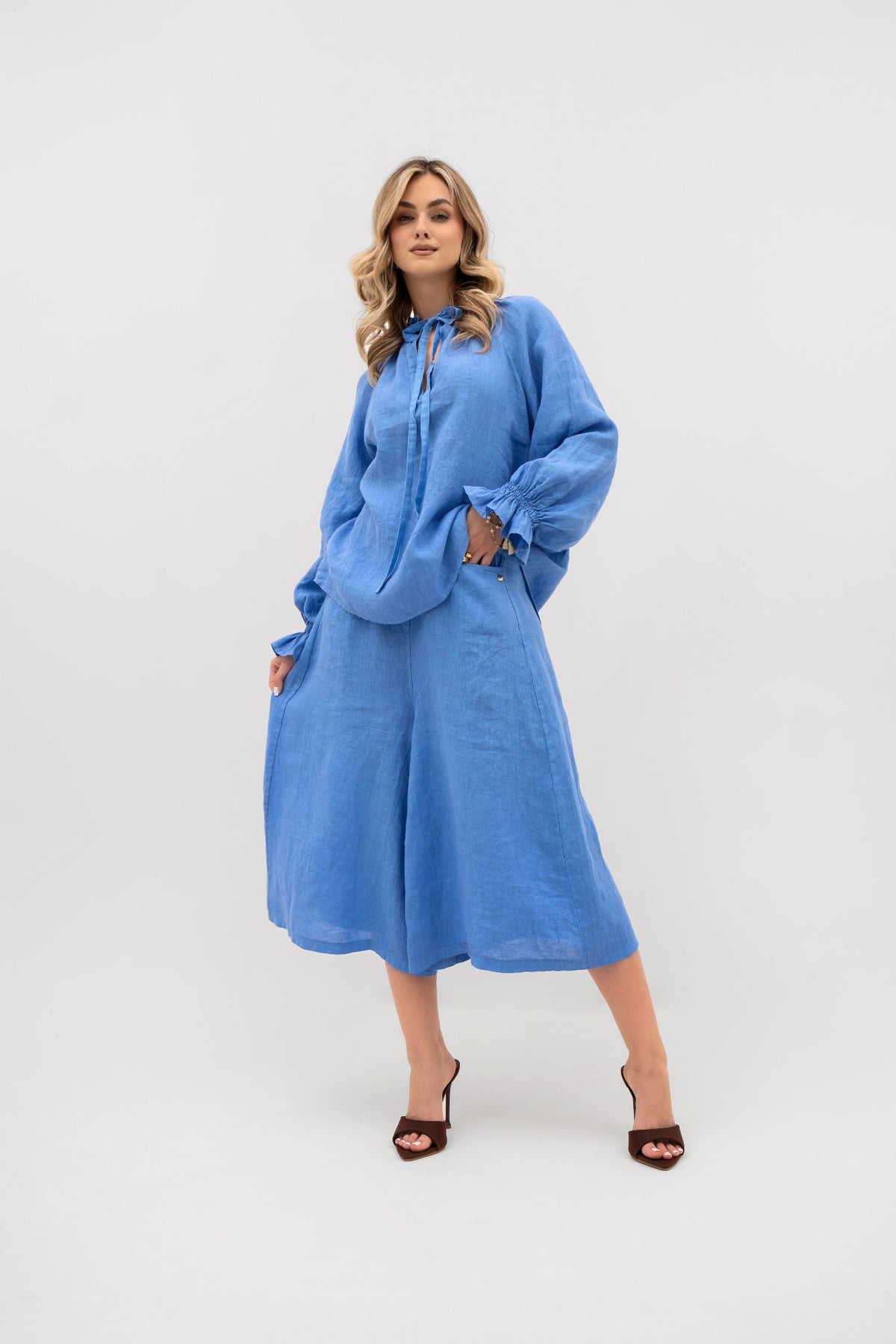 Lniana koszula z falbanką i marszczeniem – naturalna elegancja w stylu boho