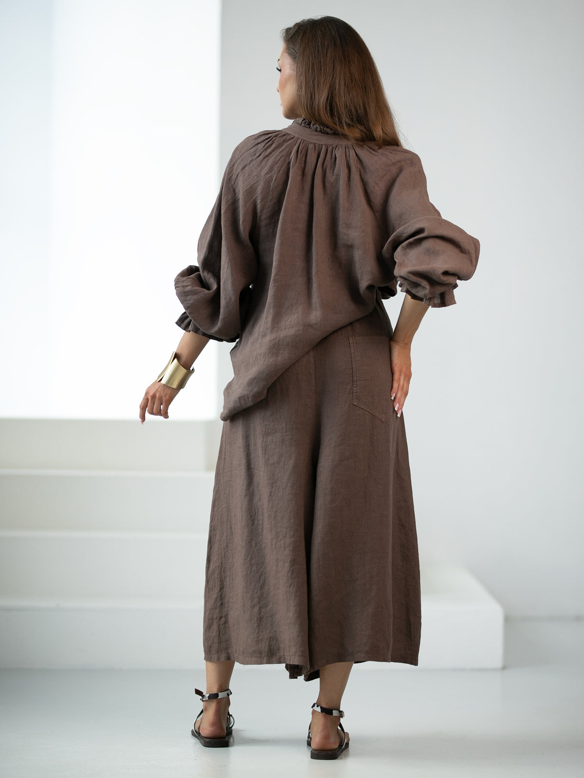 Lniana koszula z falbanką i marszczeniem – naturalna elegancja w stylu boho