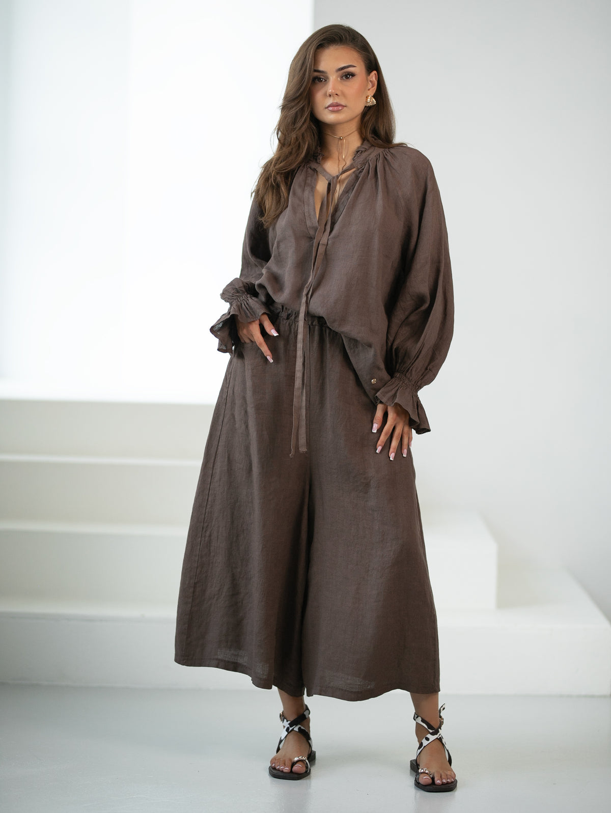 Lniana koszula z falbanką i marszczeniem – naturalna elegancja w stylu boho