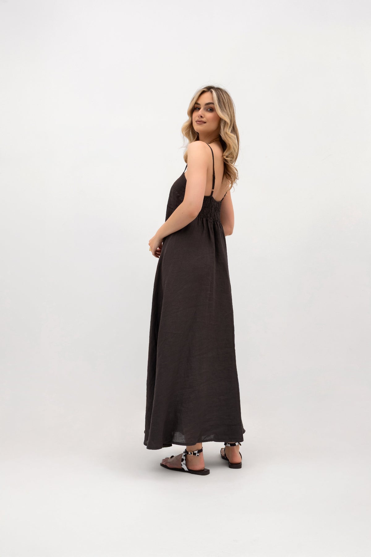Linen maxi dress with straps – flared and airy