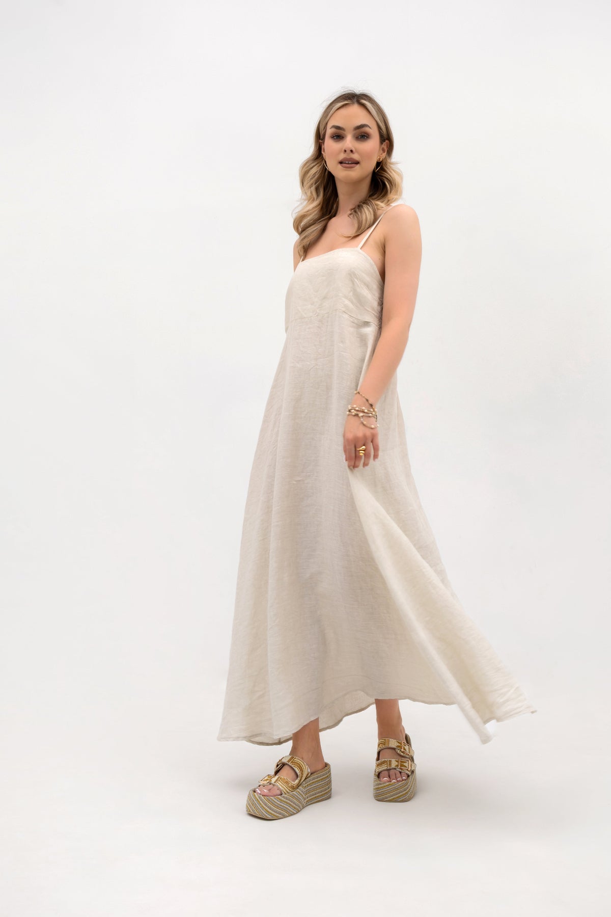 Linen maxi dress with straps – flared and airy