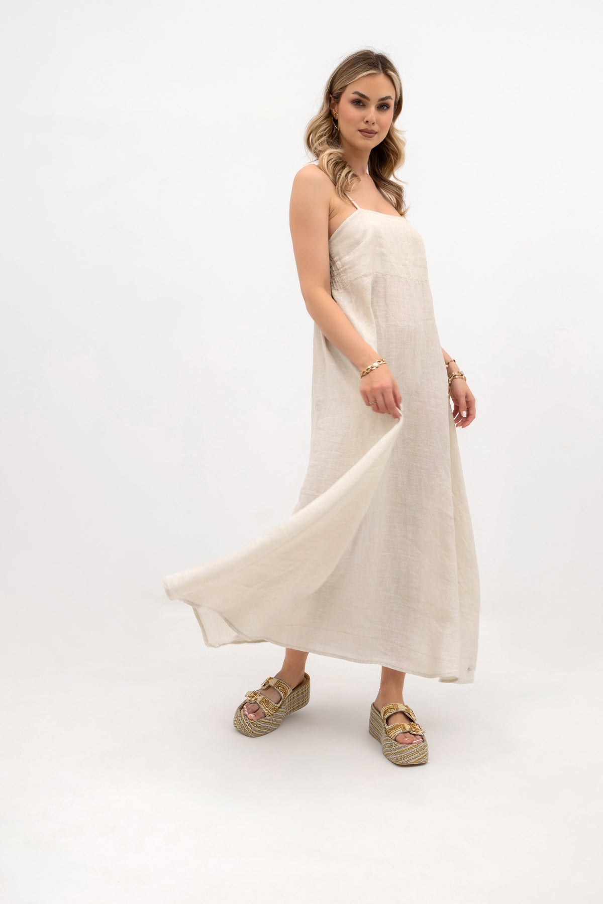 Linen maxi dress with straps – flared and airy