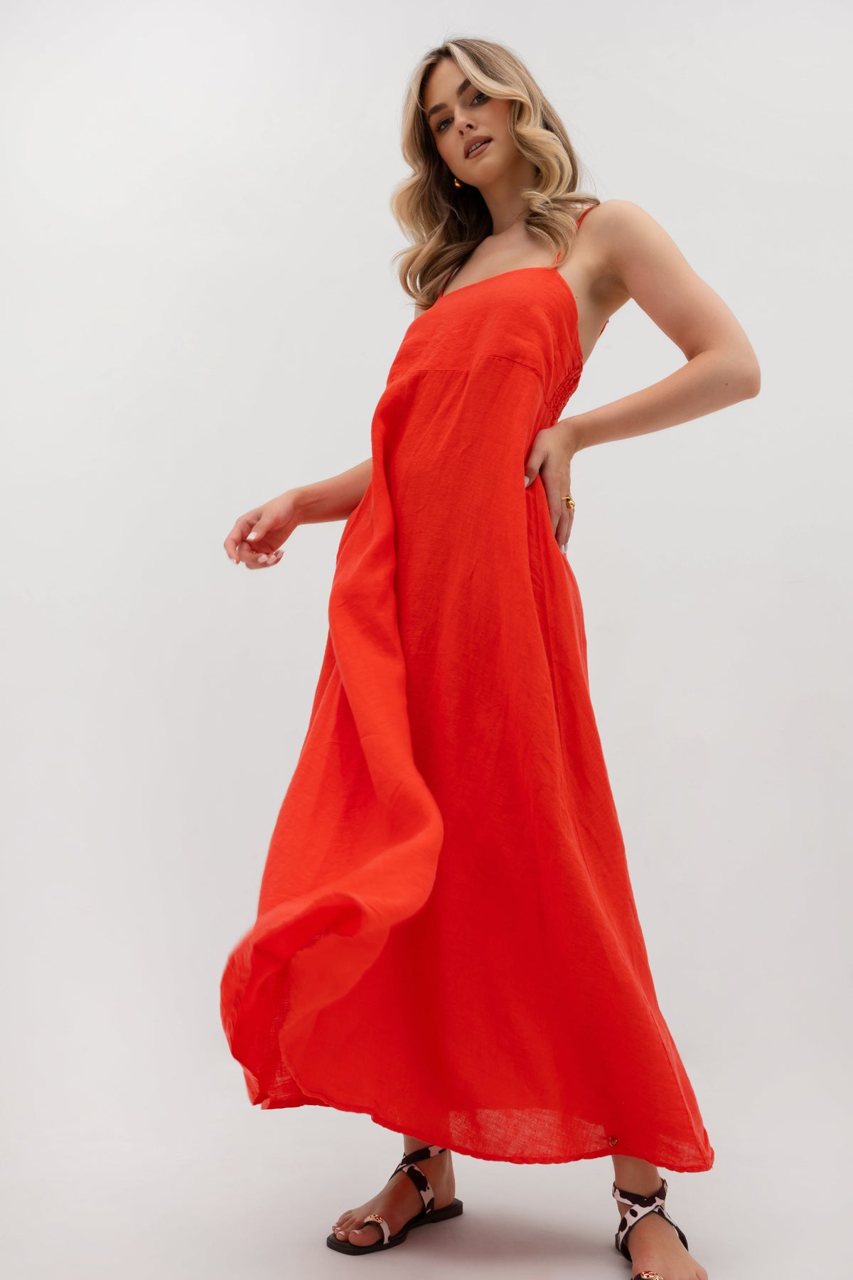 Linen maxi dress with straps – flared and airy