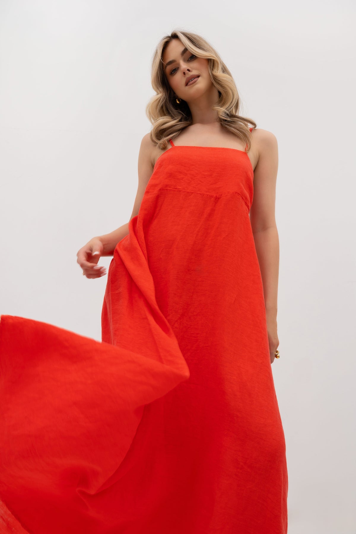 Linen maxi dress with straps – flared and airy