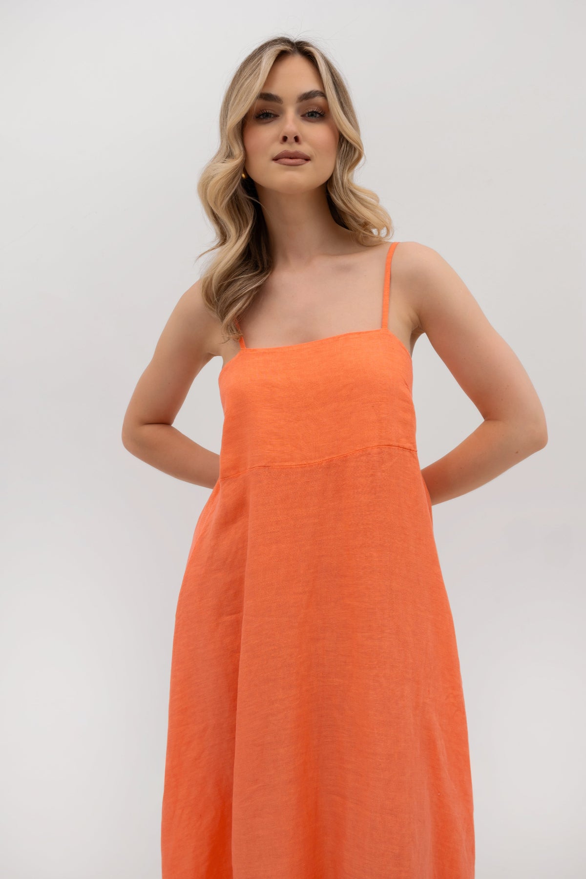 Linen maxi dress with straps – flared and airy