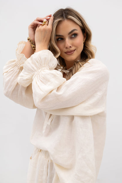 Lniana koszula z falbanką i marszczeniem – naturalna elegancja w stylu boho