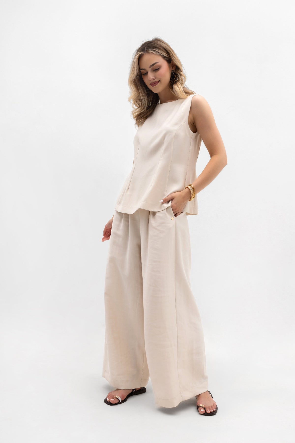 Women's wide trousers with pleats - elegant design with elastic waistband