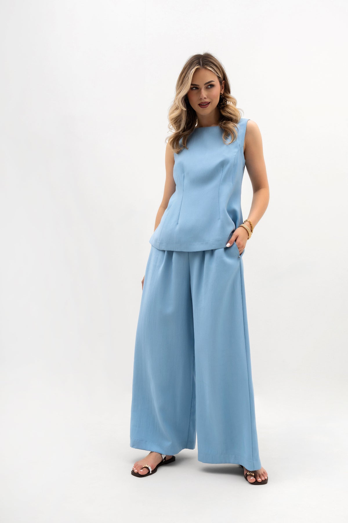 Women's wide trousers with pleats - elegant design with elastic waistband