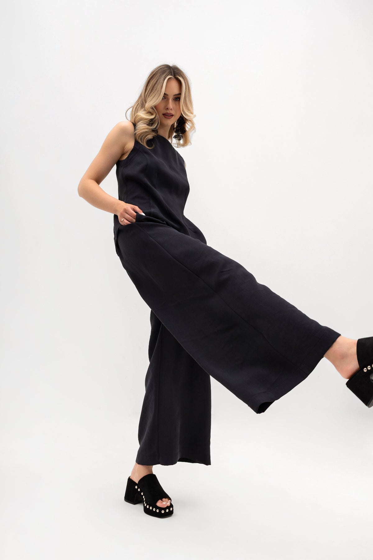 Women's wide trousers with pleats - elegant design with elastic waistband