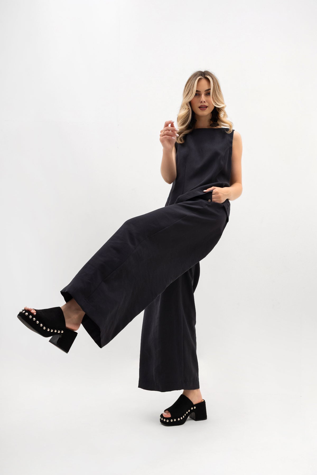 Women's wide trousers with pleats - elegant design with elastic waistband