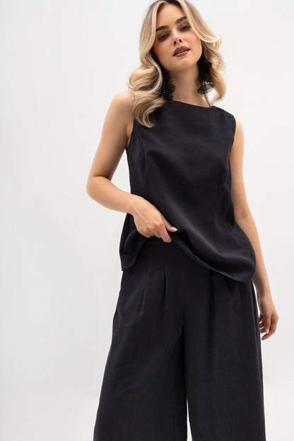 Women's wide trousers with pleats - elegant design with elastic waistband