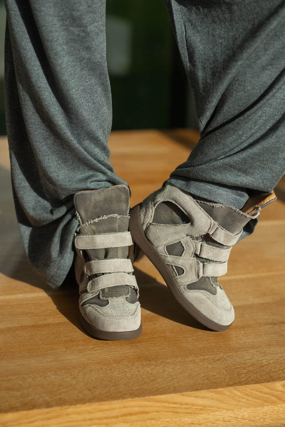 BELA Sneakersy damskie na ukrytym koturnie z zamszu