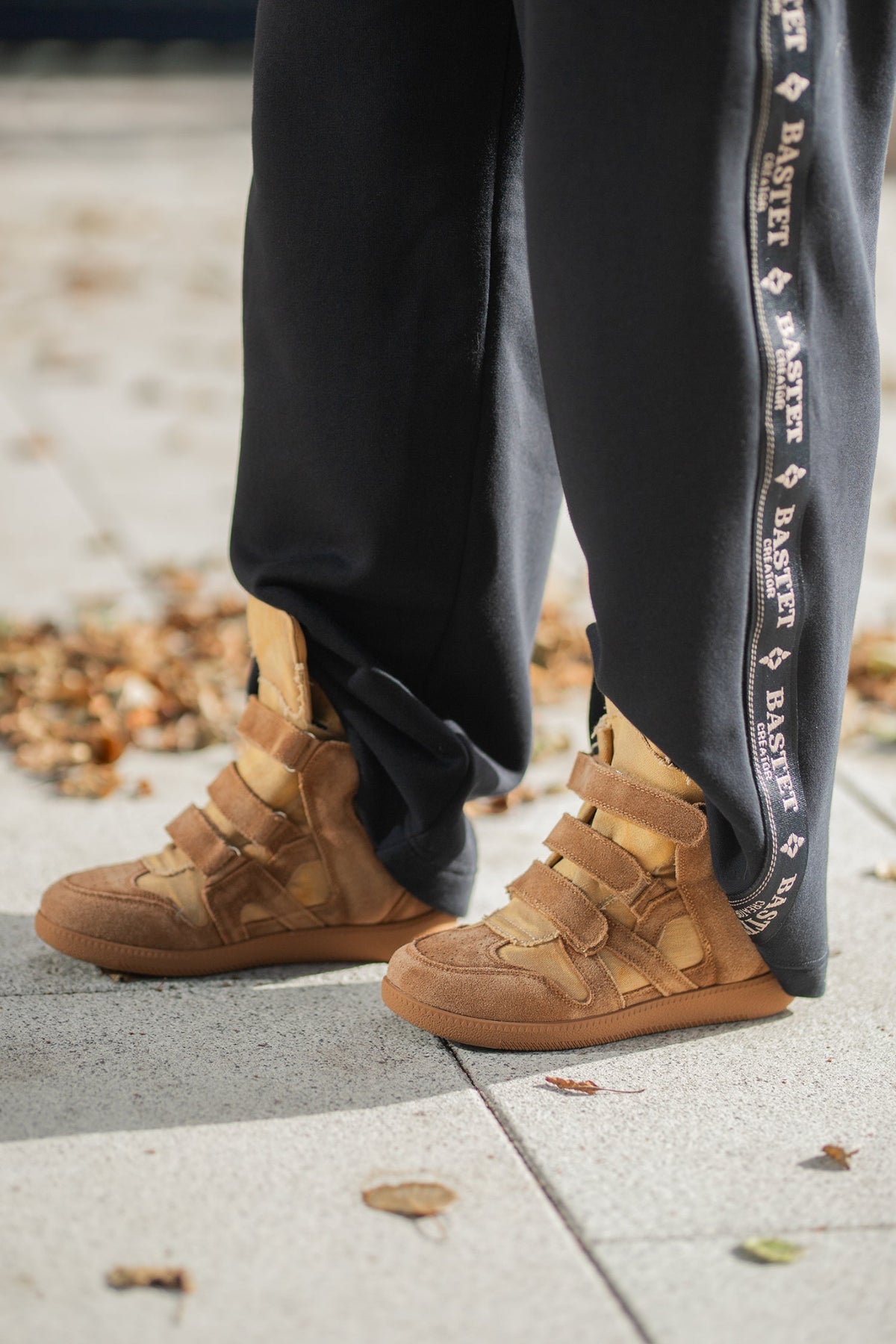 BELA Sneakersy damskie na ukrytym koturnie z zamszu