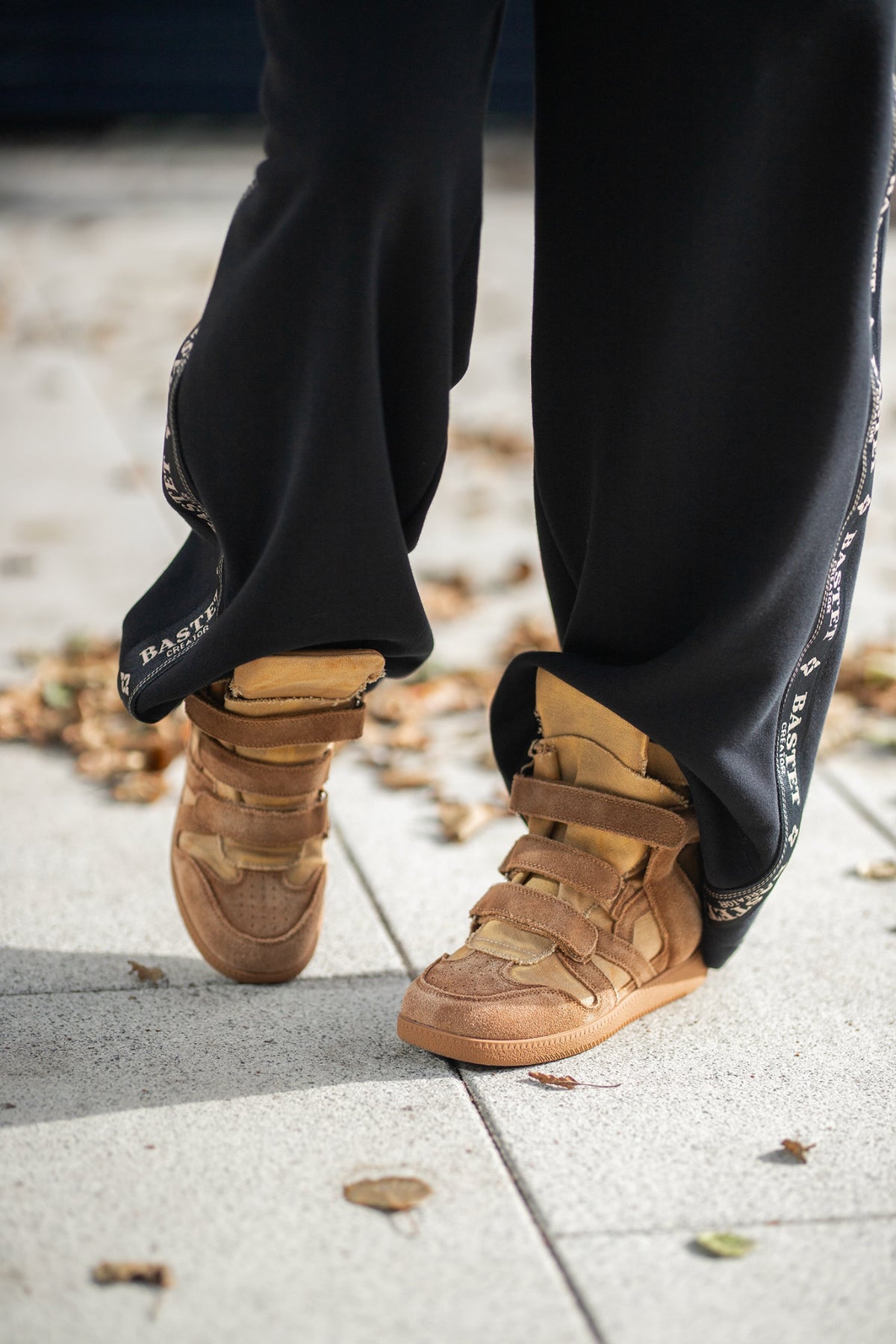 BELA Sneakersy damskie na ukrytym koturnie z zamszu