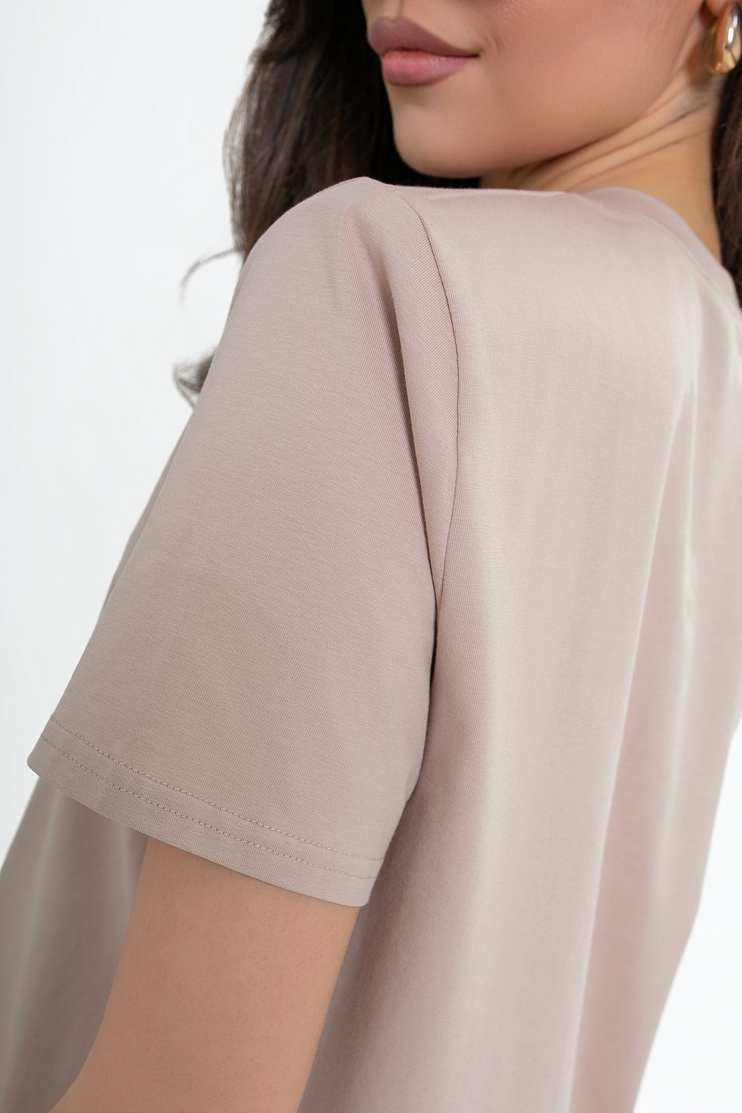 Bawełniana bluzka z poduszkami na ramionach – elegancki basic