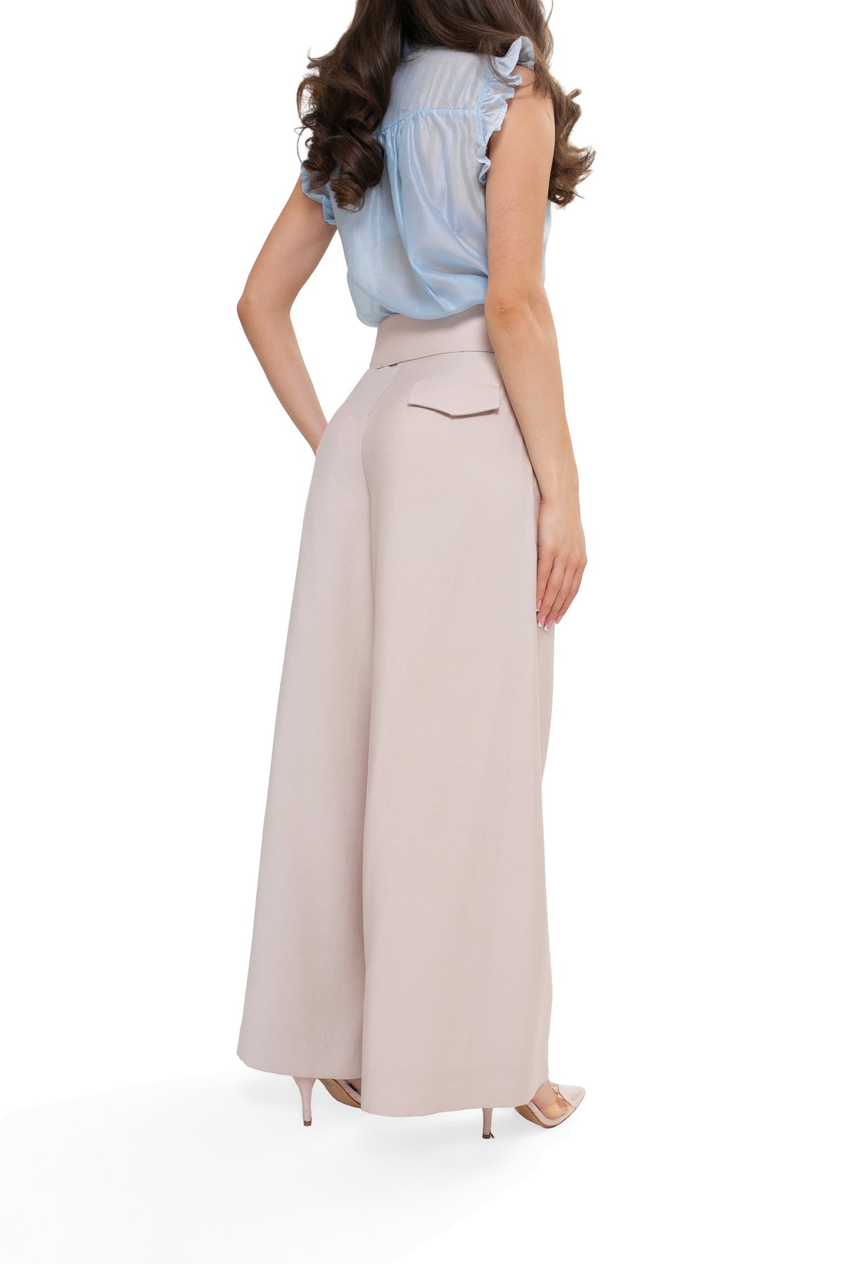 Wide trousers with pleats and a belt – an elegant viscose design