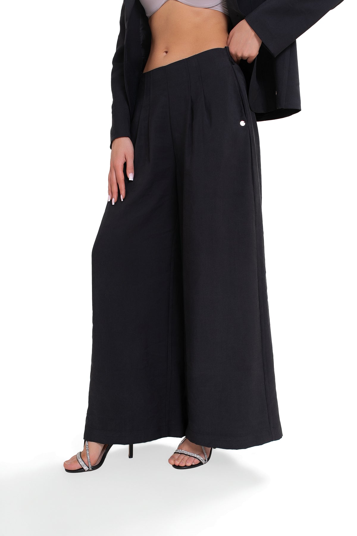 Women's wide trousers with pleats - elegant design with elastic waistband