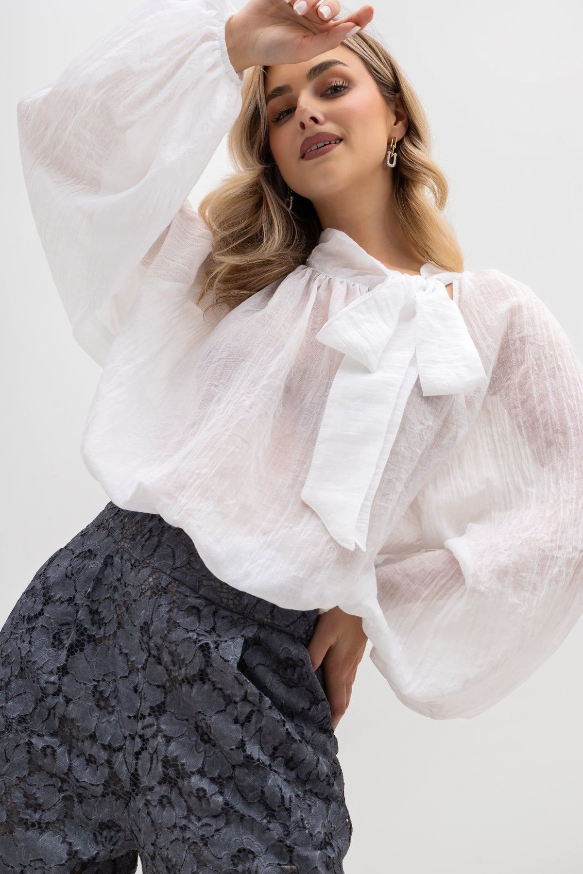 Loose lace trousers with pockets and elastic waist