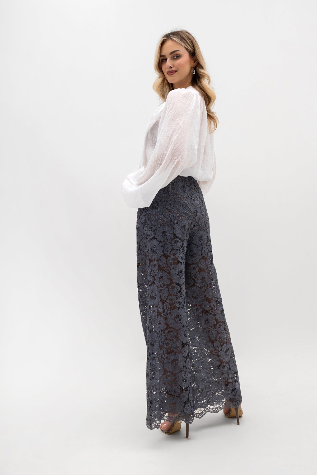 Loose lace trousers with pockets and elastic waist