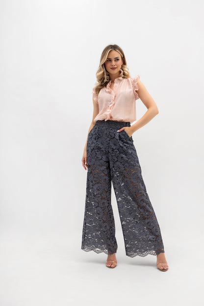 Loose lace trousers with pockets and elastic waist