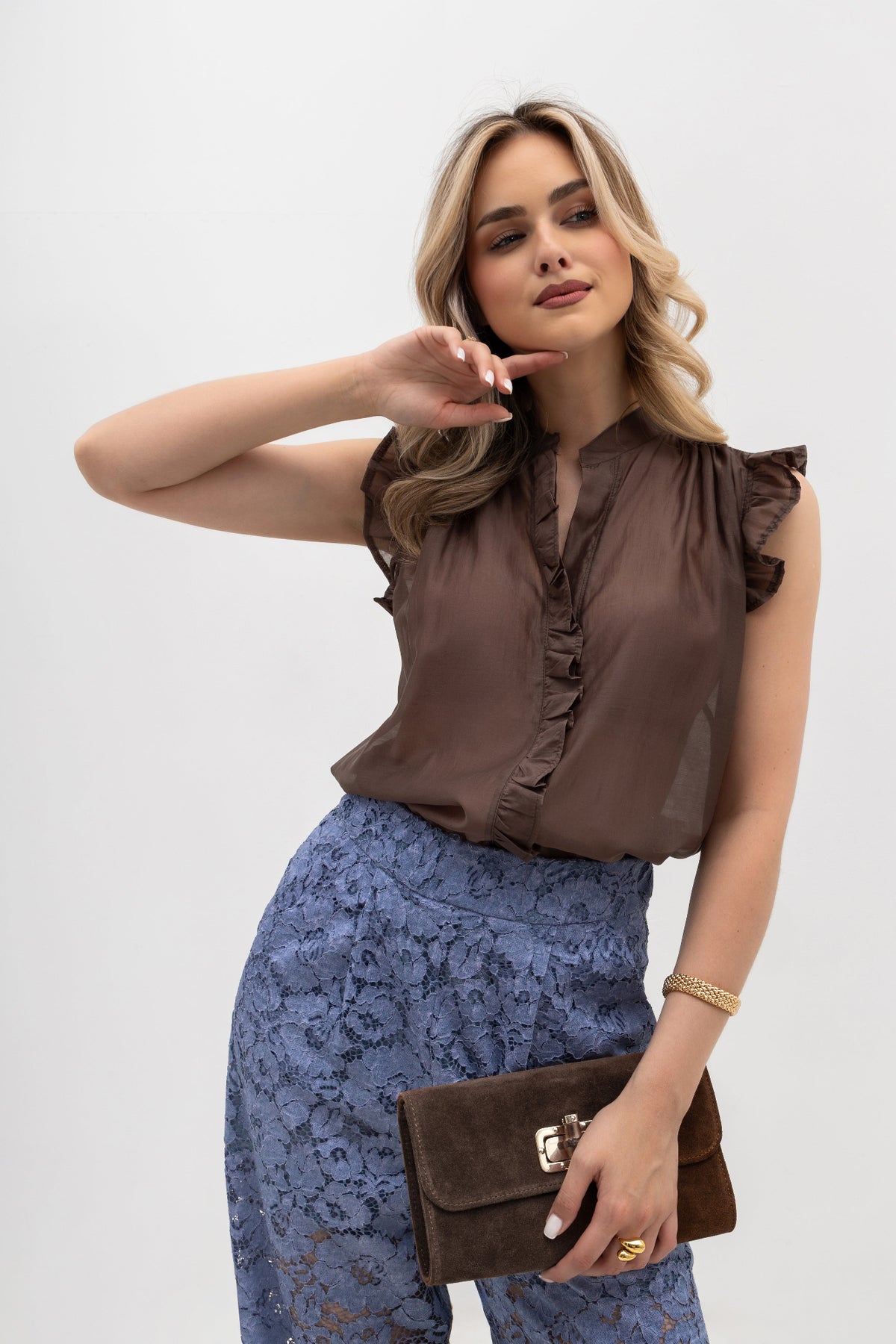 Loose lace trousers with pockets and elastic waist