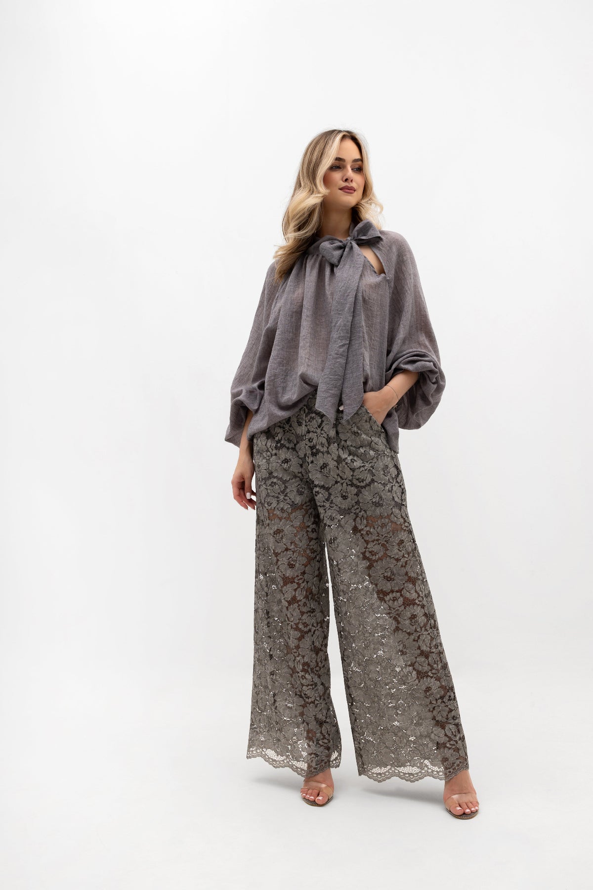 Loose lace trousers with pockets and elastic waist