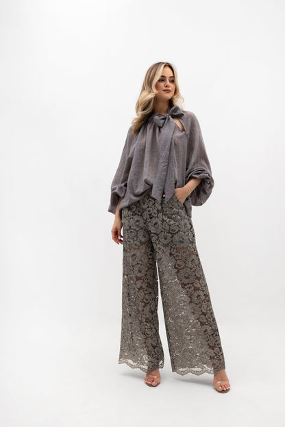 Loose lace trousers with pockets and elastic waist