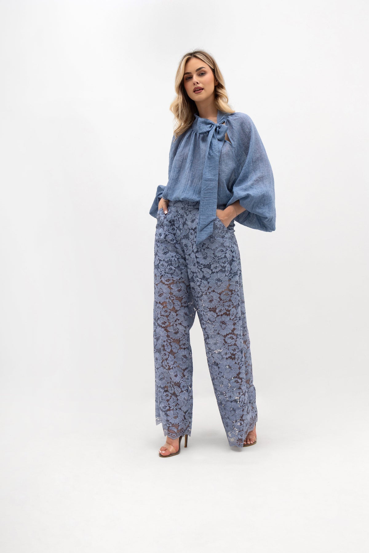 Loose lace trousers with pockets and elastic waist