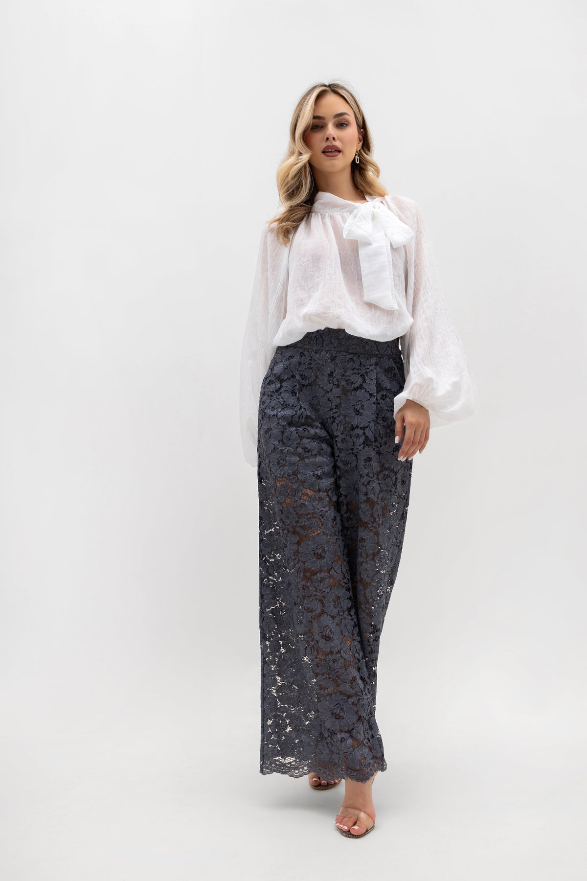 Loose lace trousers with pockets and elastic waist