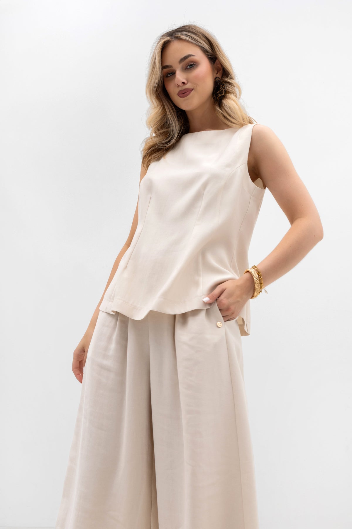 Women's wide trousers with pleats - elegant design with elastic waistband