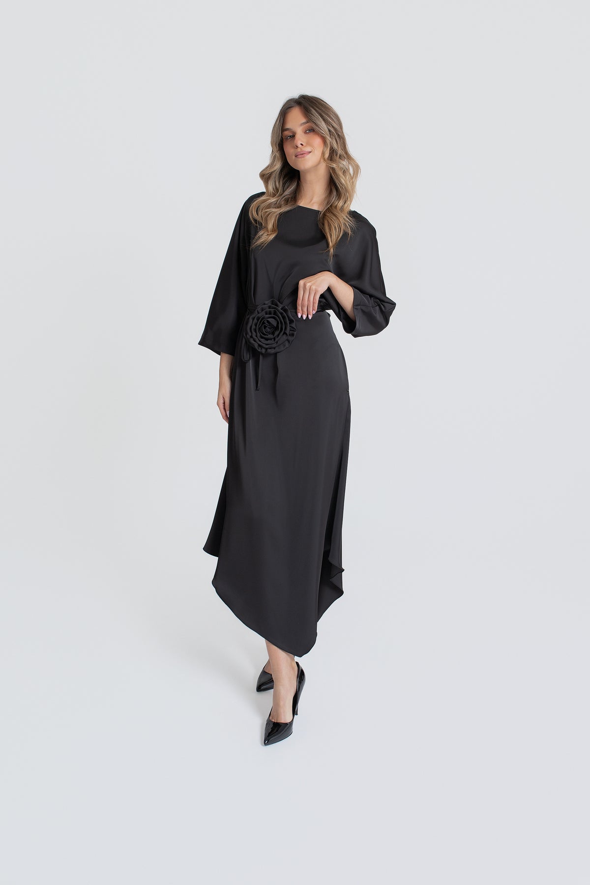 VELORIA – sukienka satynowa maxi z kwiatem