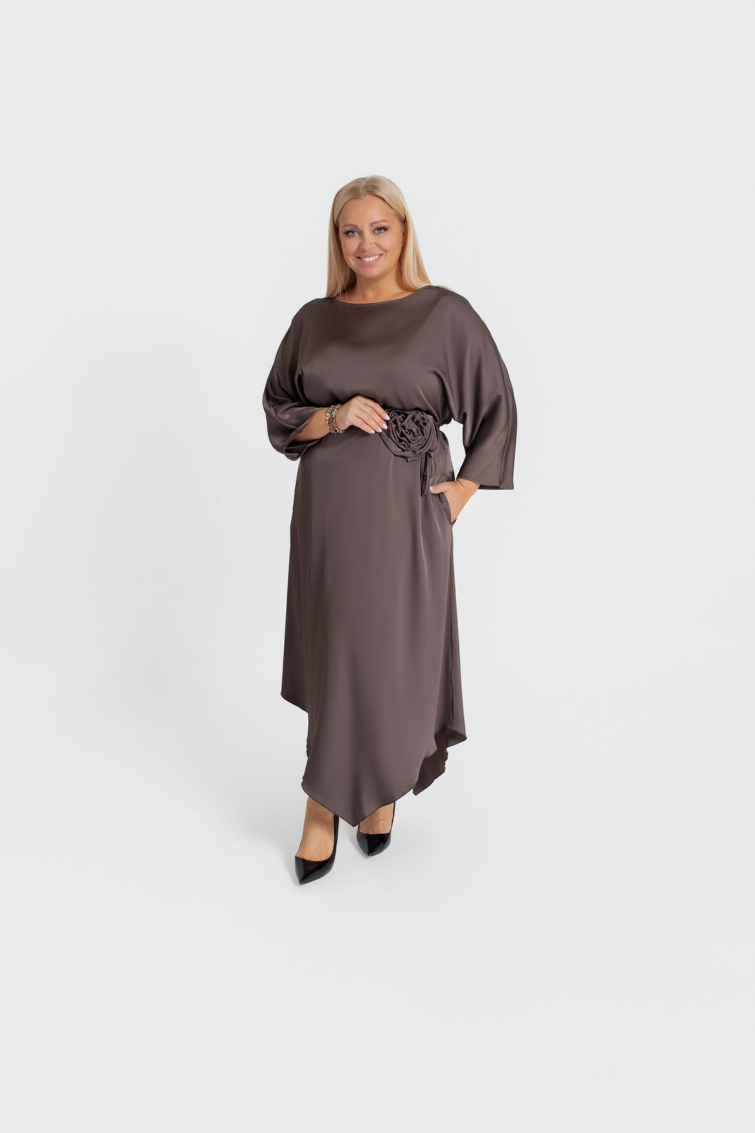 VELORIA – sukienka satynowa maxi z kwiatem