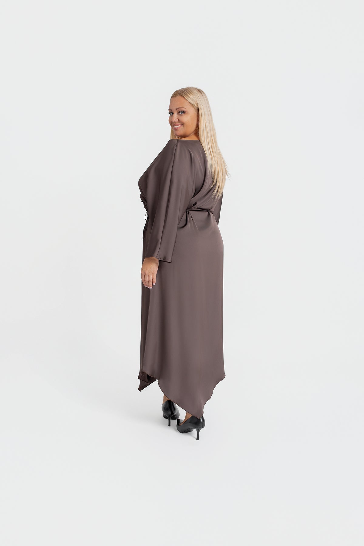 VELORIA – sukienka satynowa maxi z kwiatem