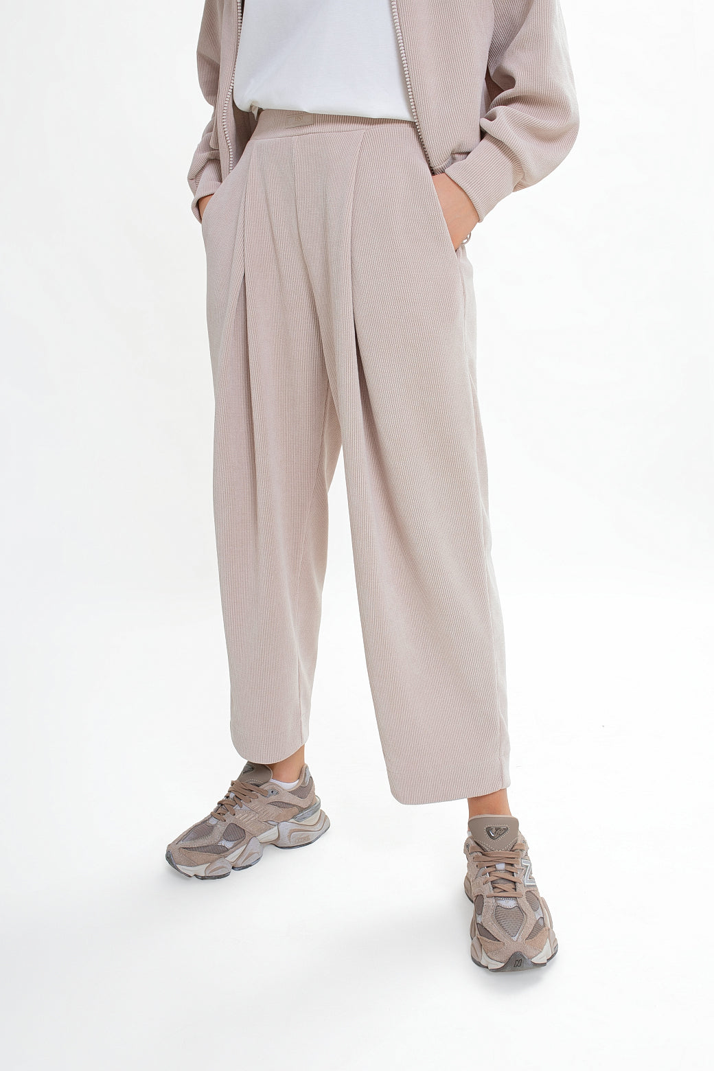 Spodnie damskie sztruksowe z zakładkami