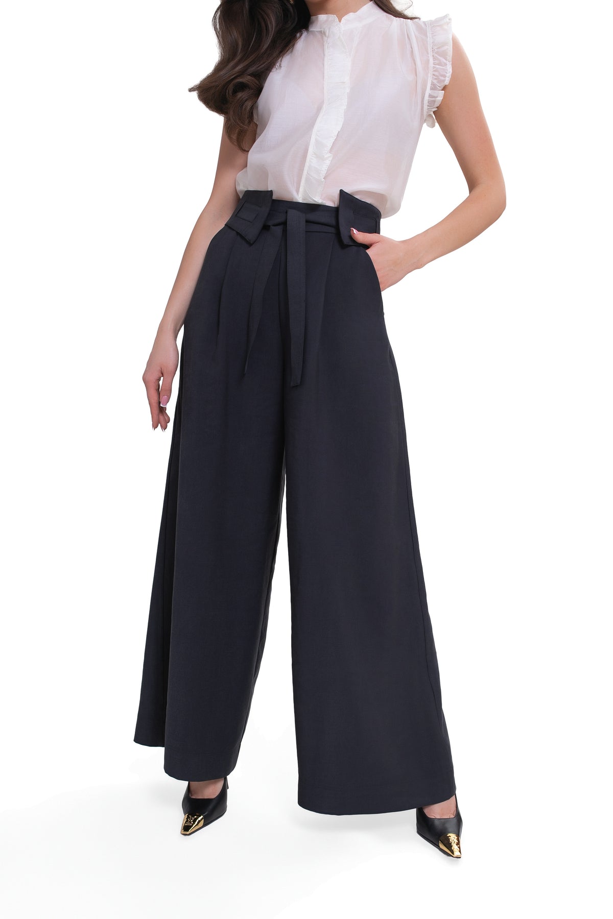 Wide trousers with pleats and a belt – an elegant viscose design