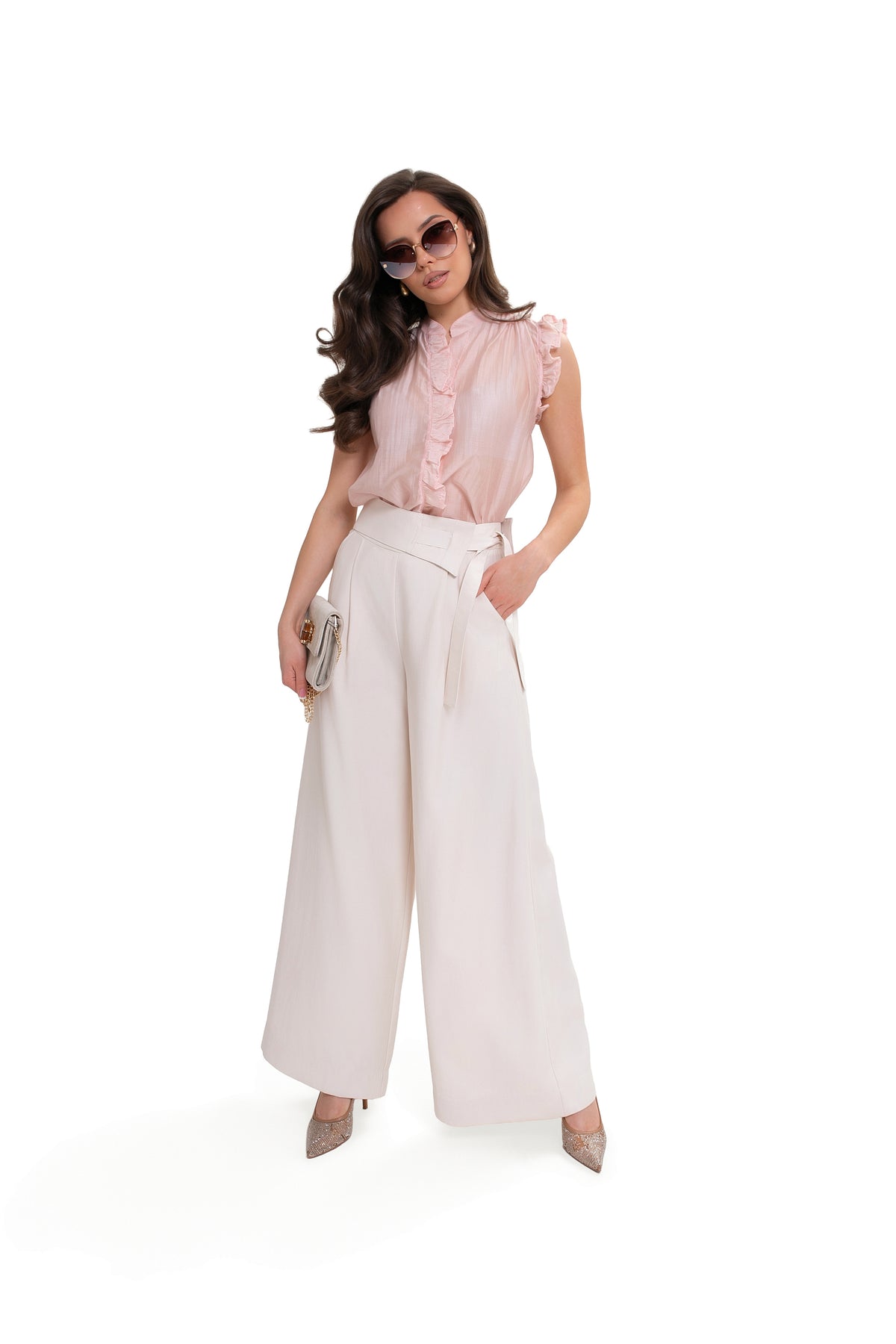 Wide trousers with pleats and a belt – an elegant viscose design