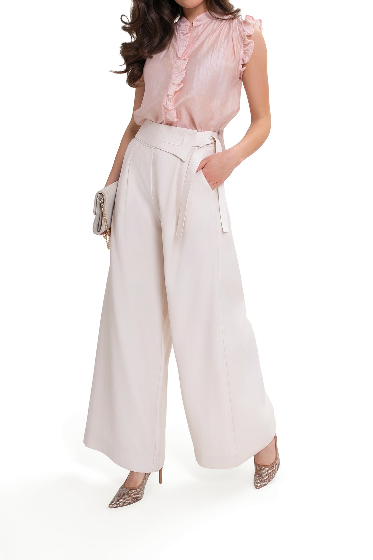 Wide trousers with pleats and a belt – an elegant viscose design