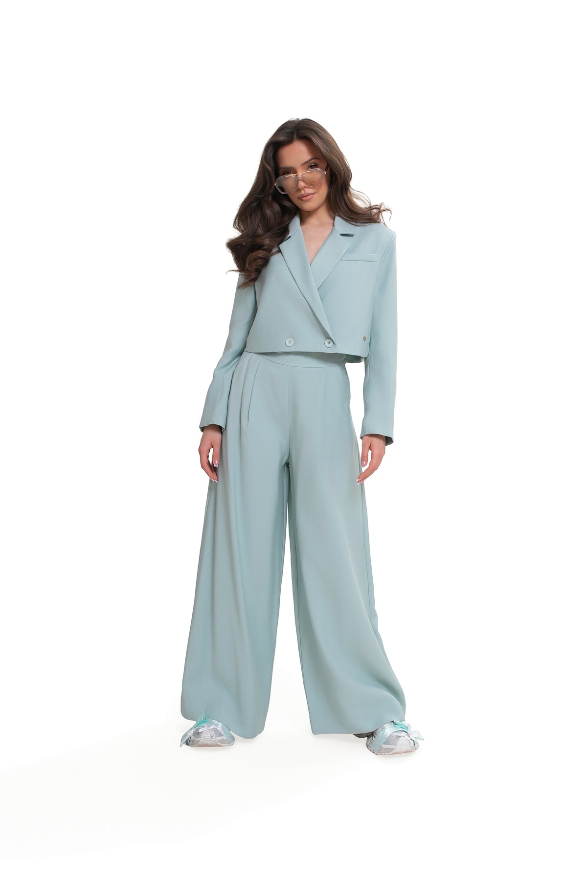 Wide trousers with pleats and a belt – an elegant viscose design