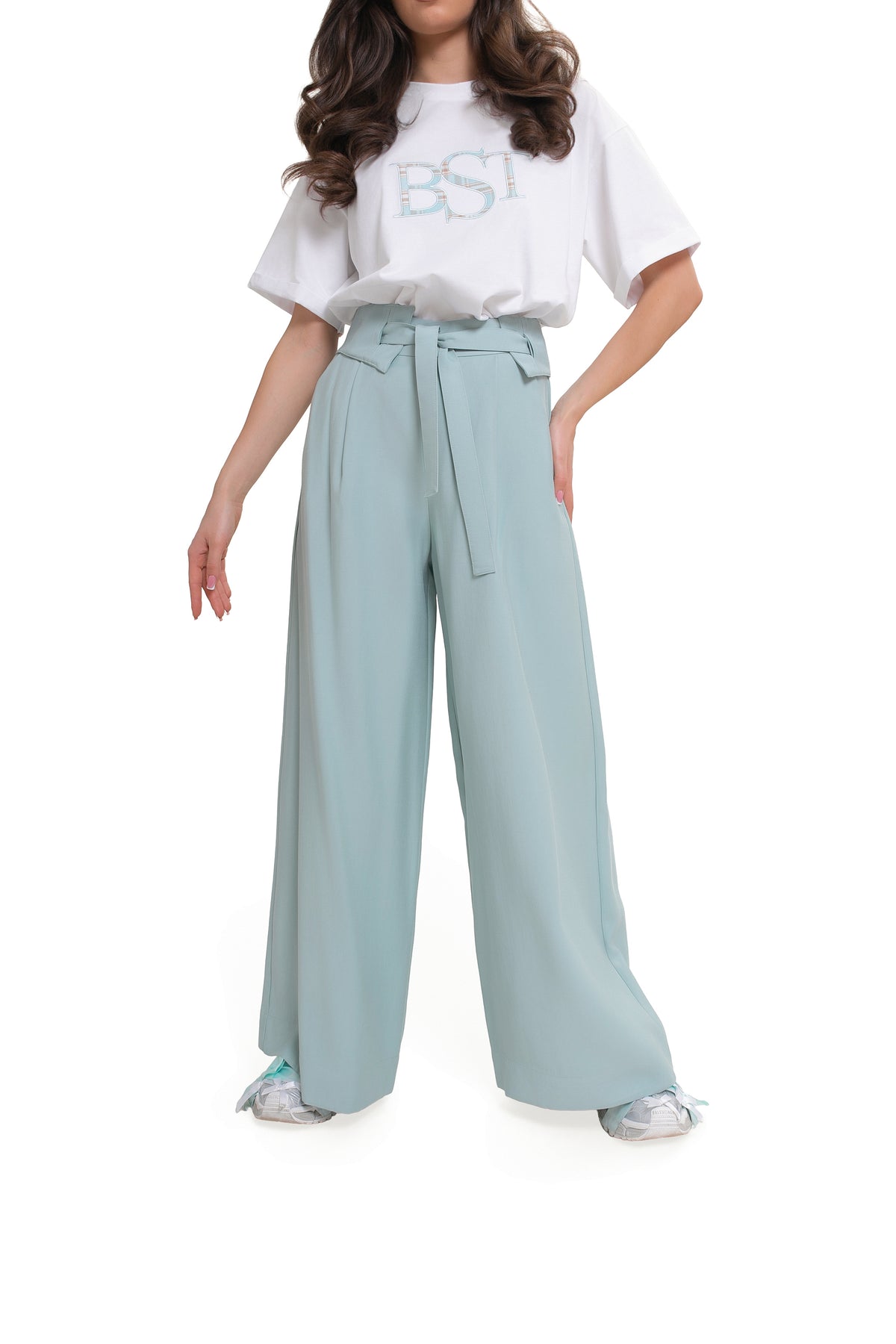 Wide trousers with pleats and a belt – an elegant viscose design