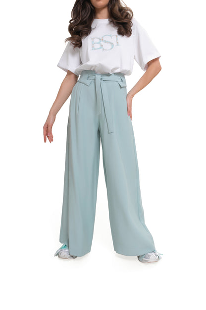 Wide trousers with pleats and a belt – an elegant viscose design