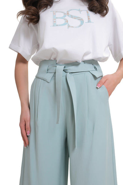 Wide trousers with pleats and a belt – an elegant viscose design