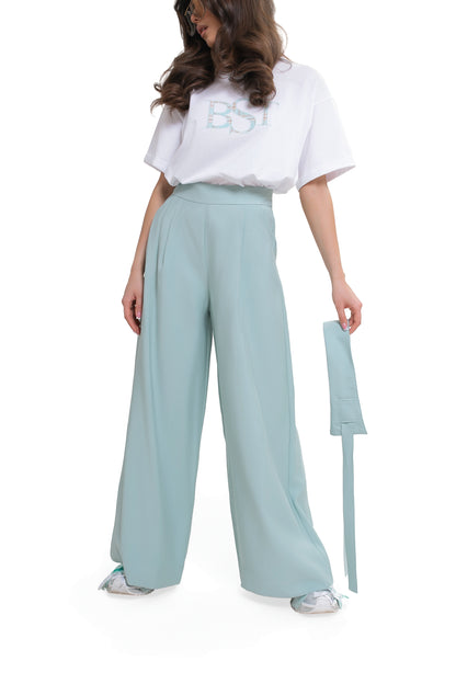 Wide trousers with pleats and a belt – an elegant viscose design