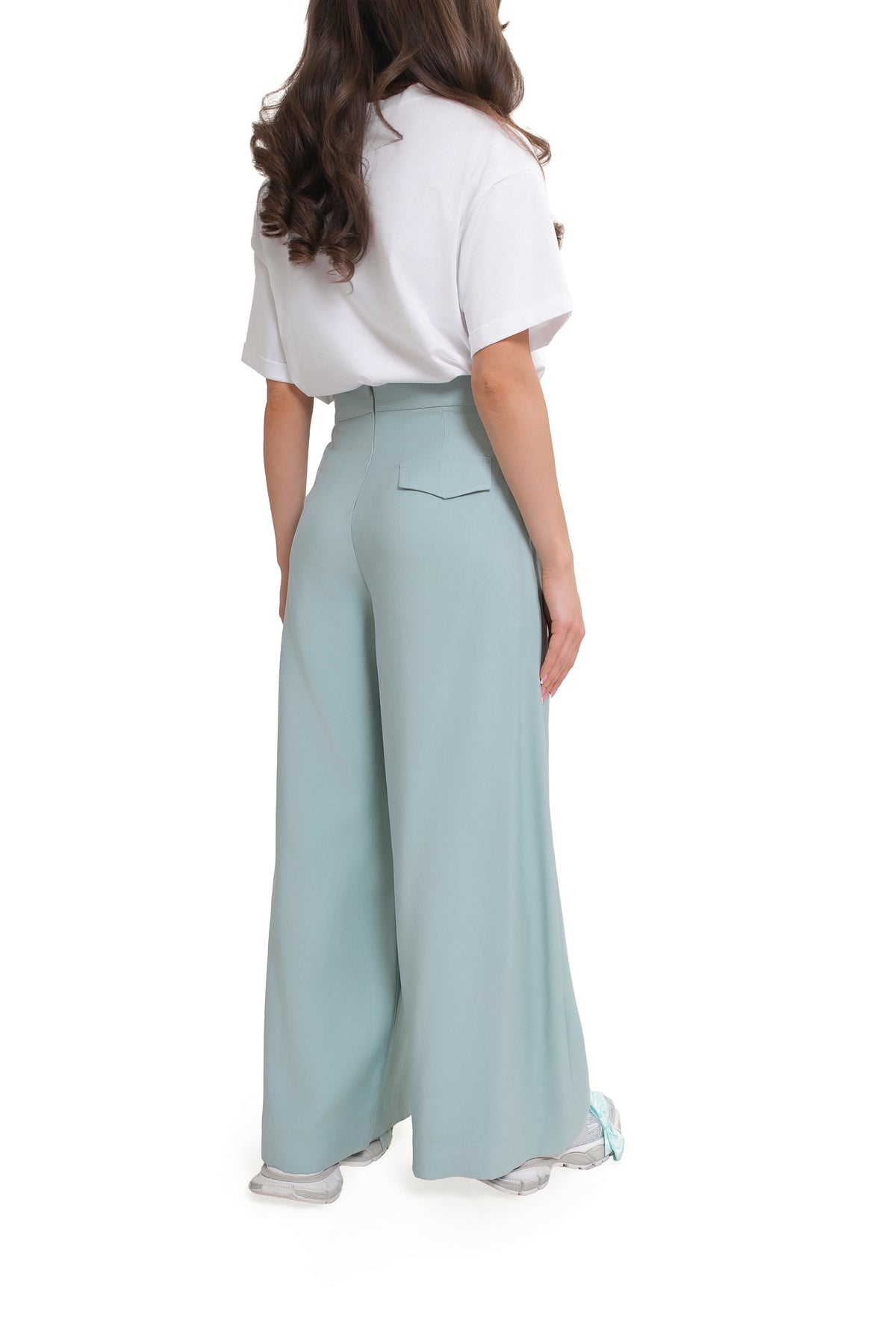 Wide trousers with pleats and a belt – an elegant viscose design