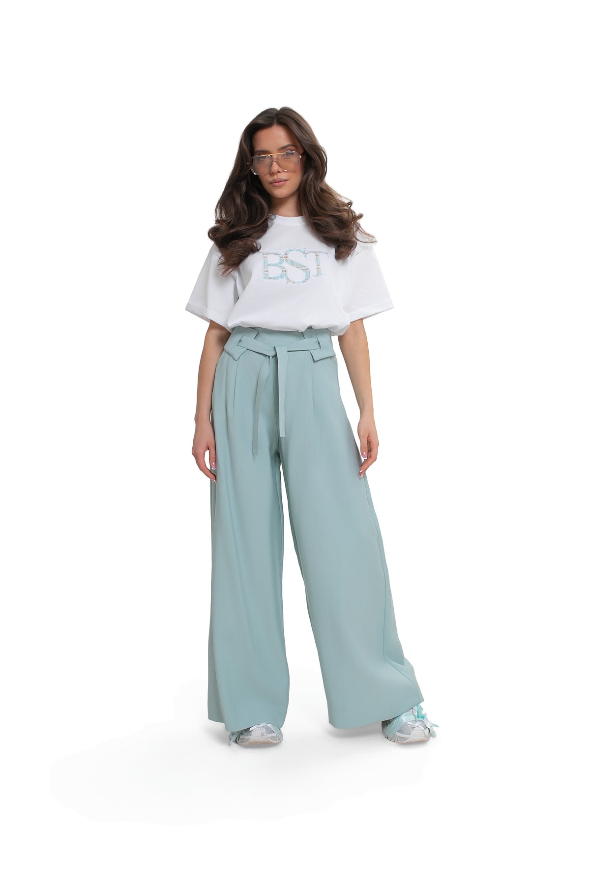 Wide trousers with pleats and a belt – an elegant viscose design