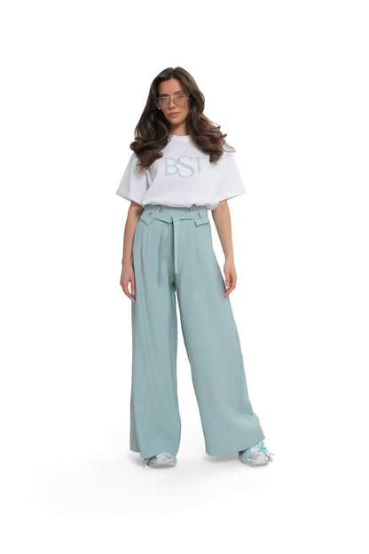 Wide trousers with pleats and a belt – an elegant viscose design