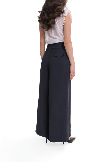 Wide trousers with pleats and a belt – an elegant viscose design