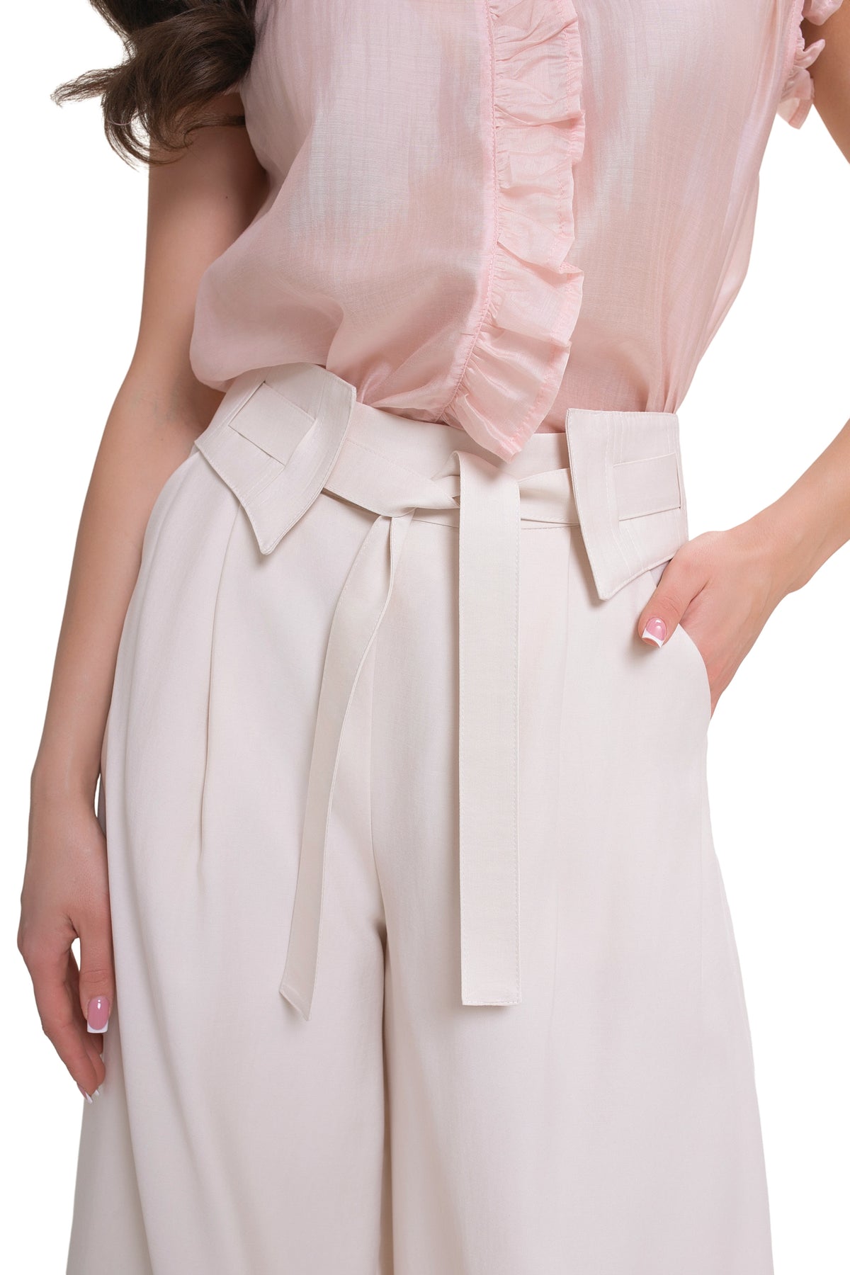 Wide trousers with pleats and a belt – an elegant viscose design