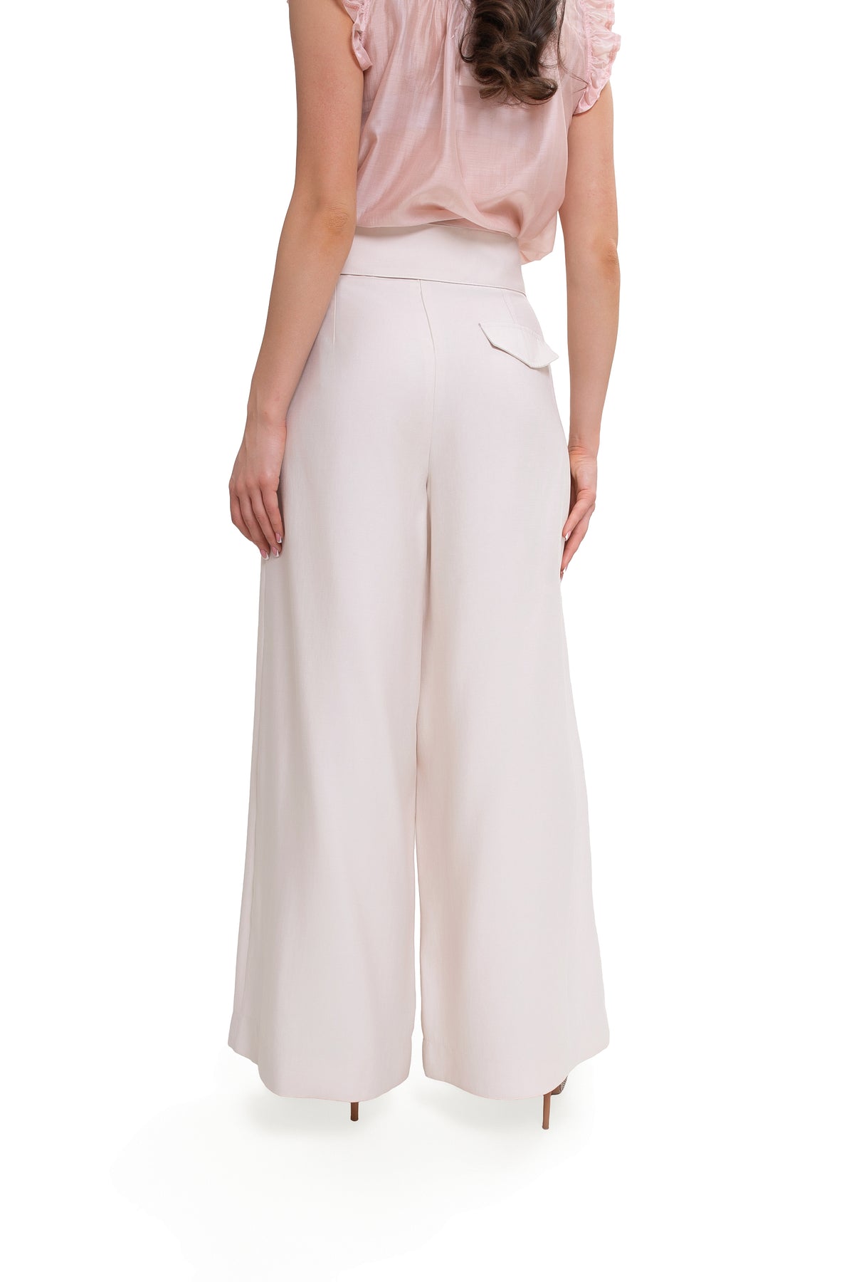 Wide trousers with pleats and a belt – an elegant viscose design