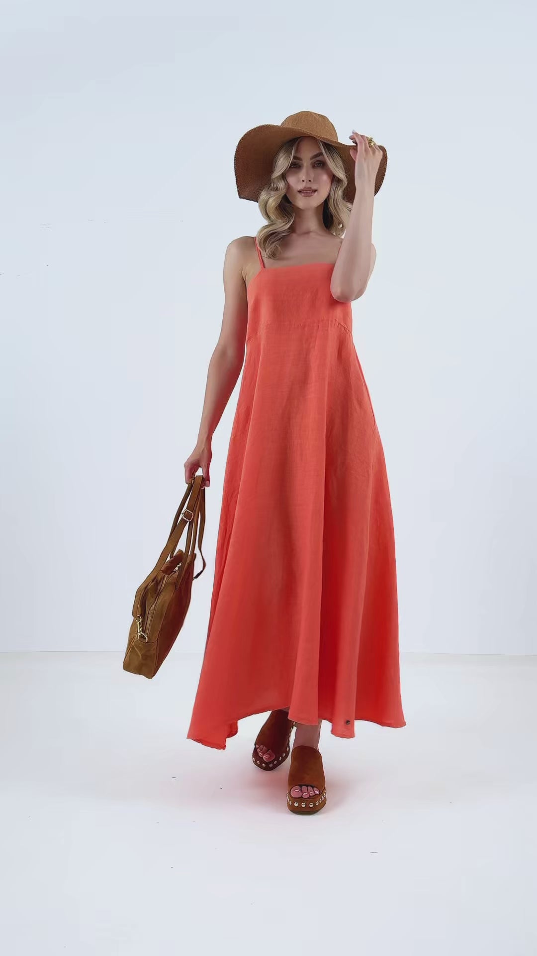 Linen maxi dress with straps – flared and airy